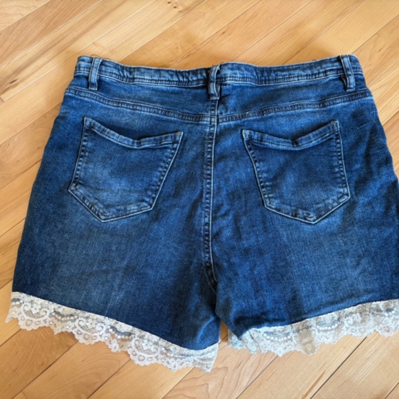 Refuge Denim Jean Shorts with Lace Detail Size 16 - Picture 2 of 9